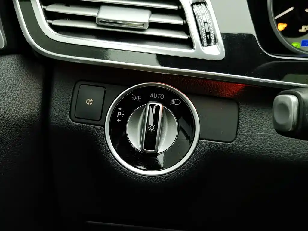 Mercedes-Benz E-Class — миниатюра 21