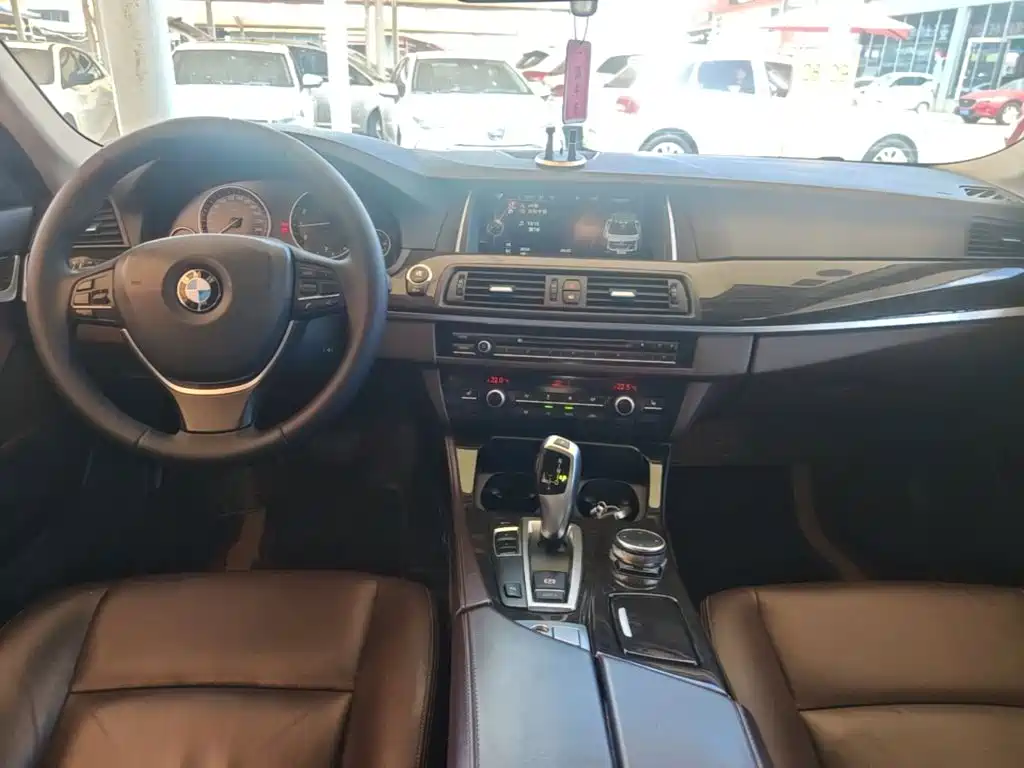 BMW 5 Series — миниатюра 10