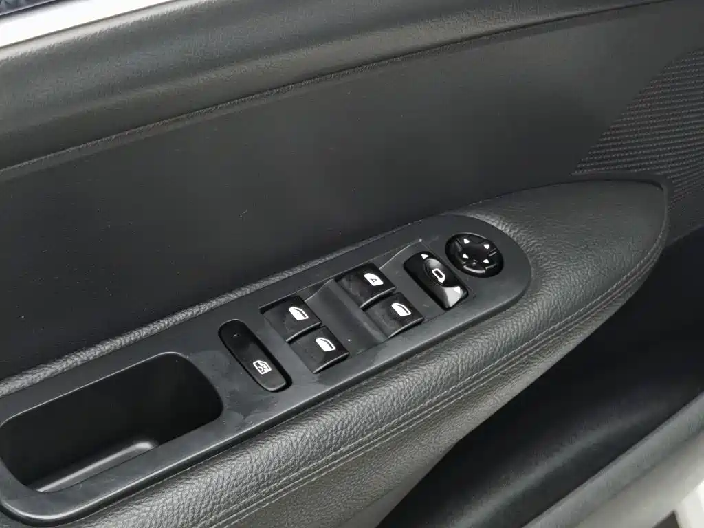 Peugeot 308 — миниатюра 9