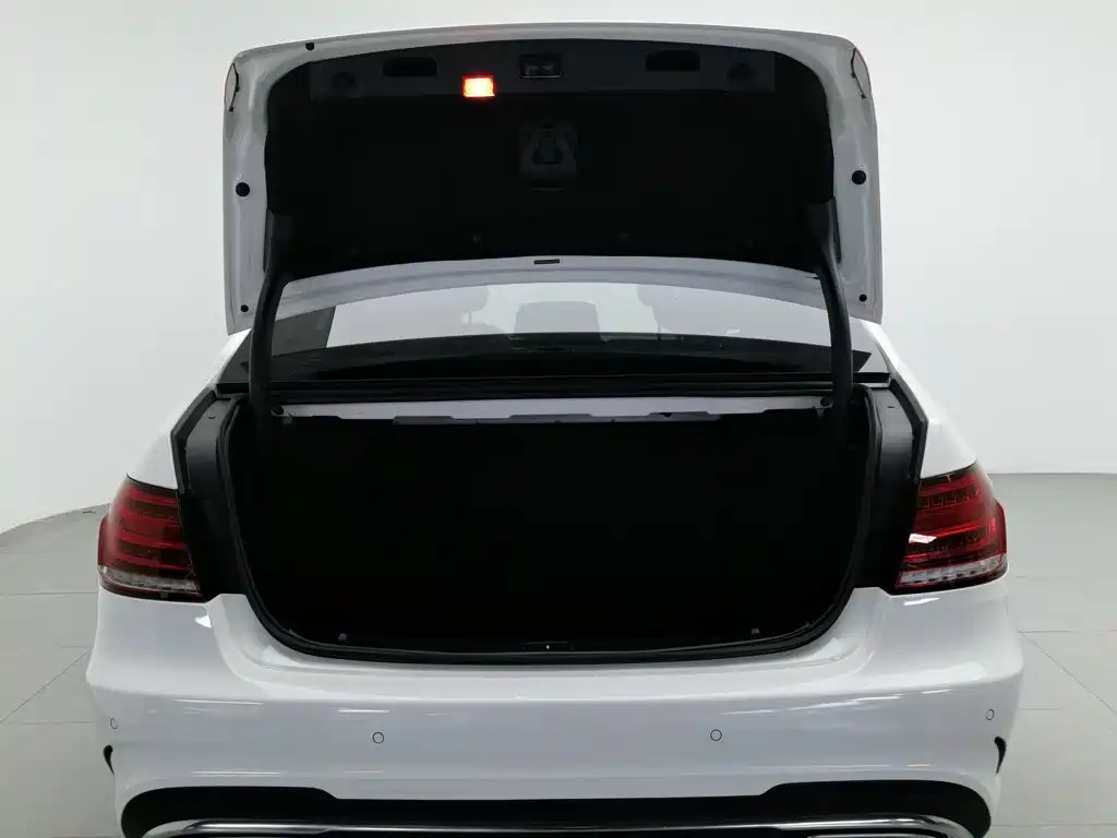 Mercedes-Benz E-Class — миниатюра 16