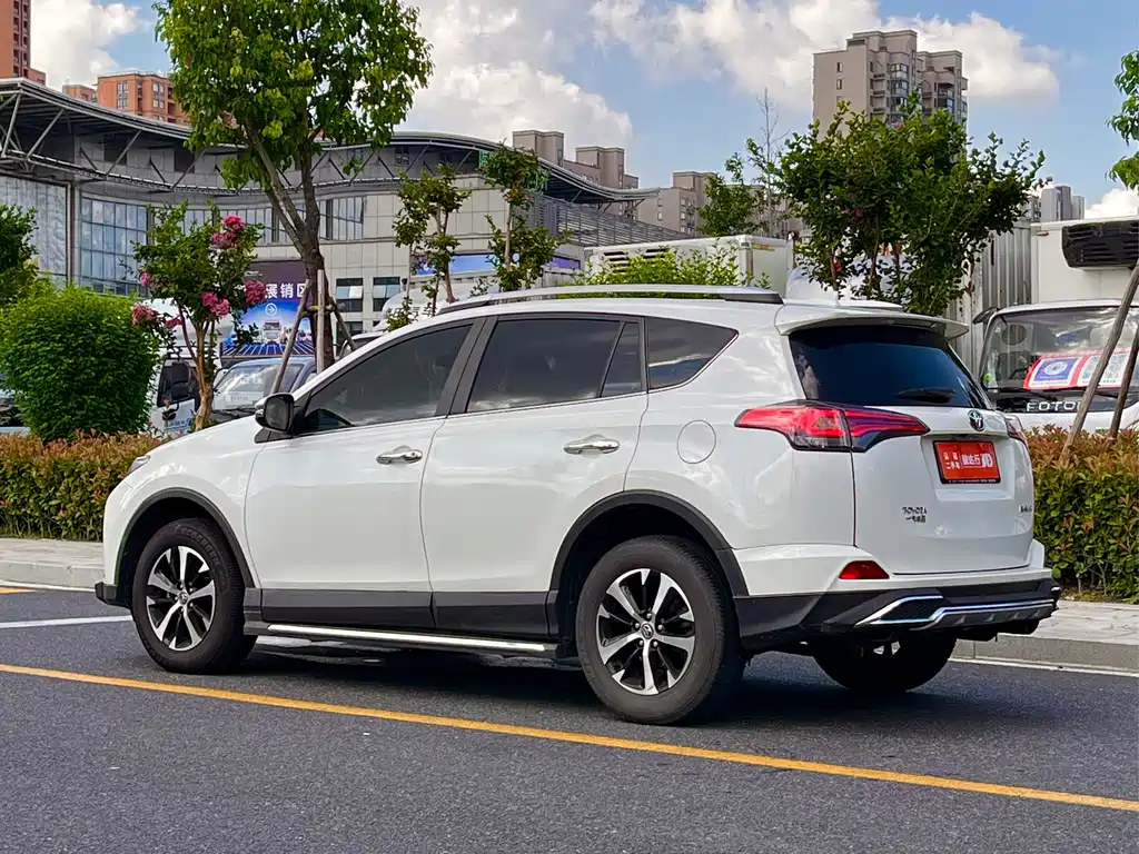 Toyota RAV4 — миниатюра 4