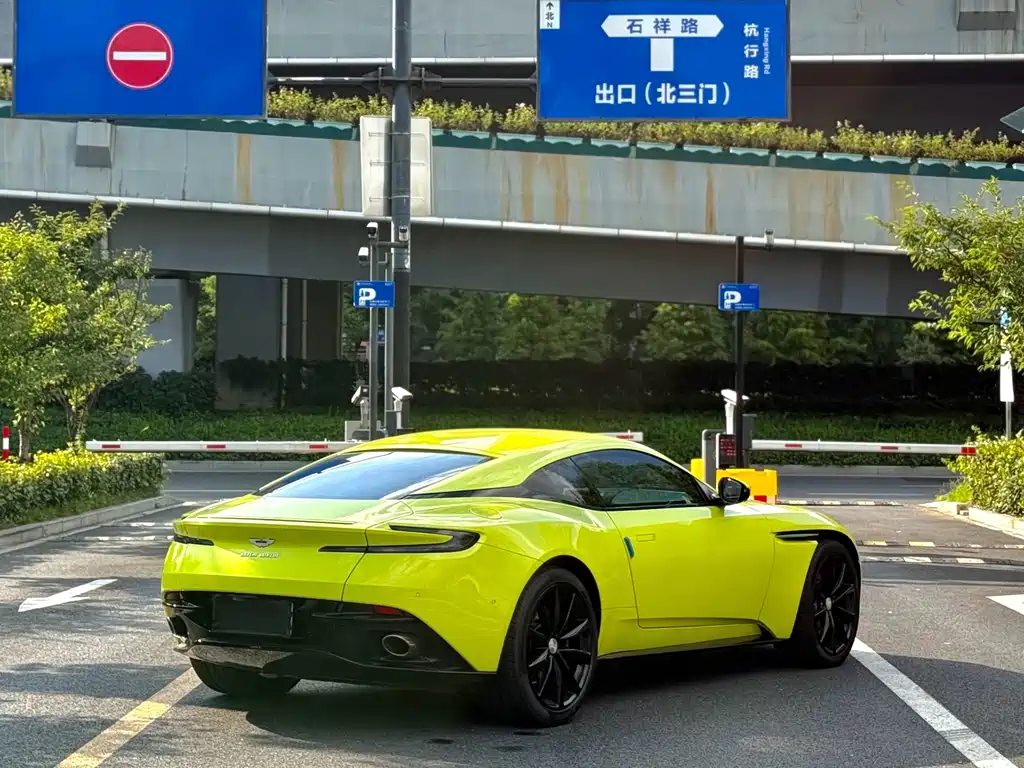 Aston Martin DB11 — миниатюра 7