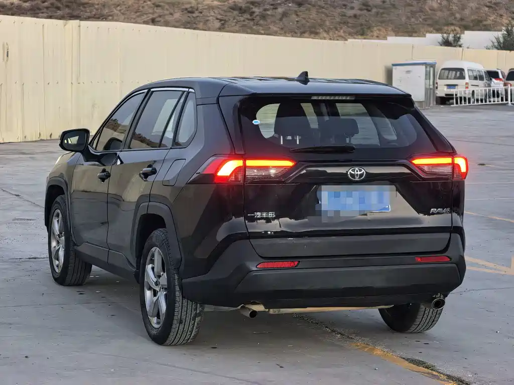 Toyota RAV4 — миниатюра 8
