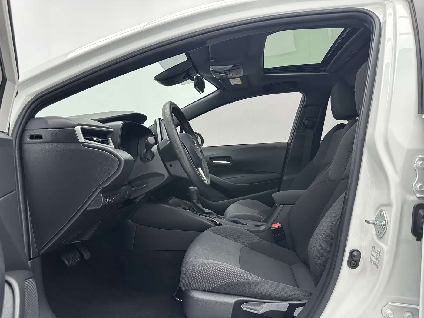 Toyota Levin 1.2 л 2023 г. Белый, пробег 16000 км