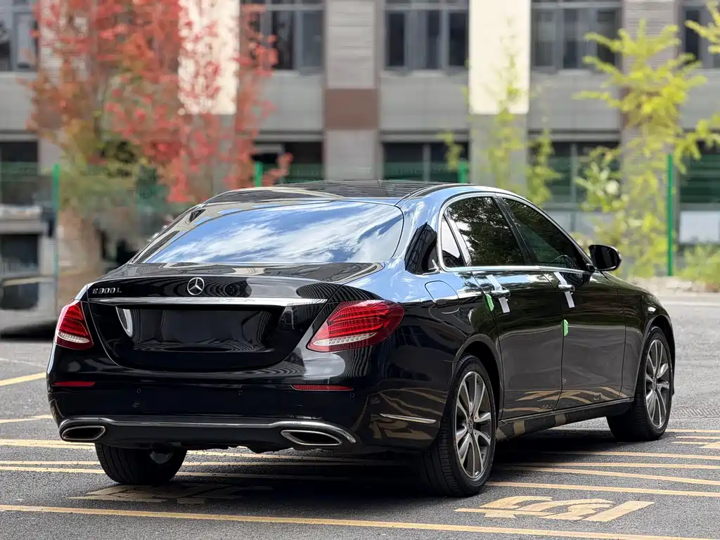 Mercedes-Benz E-Class — миниатюра 9