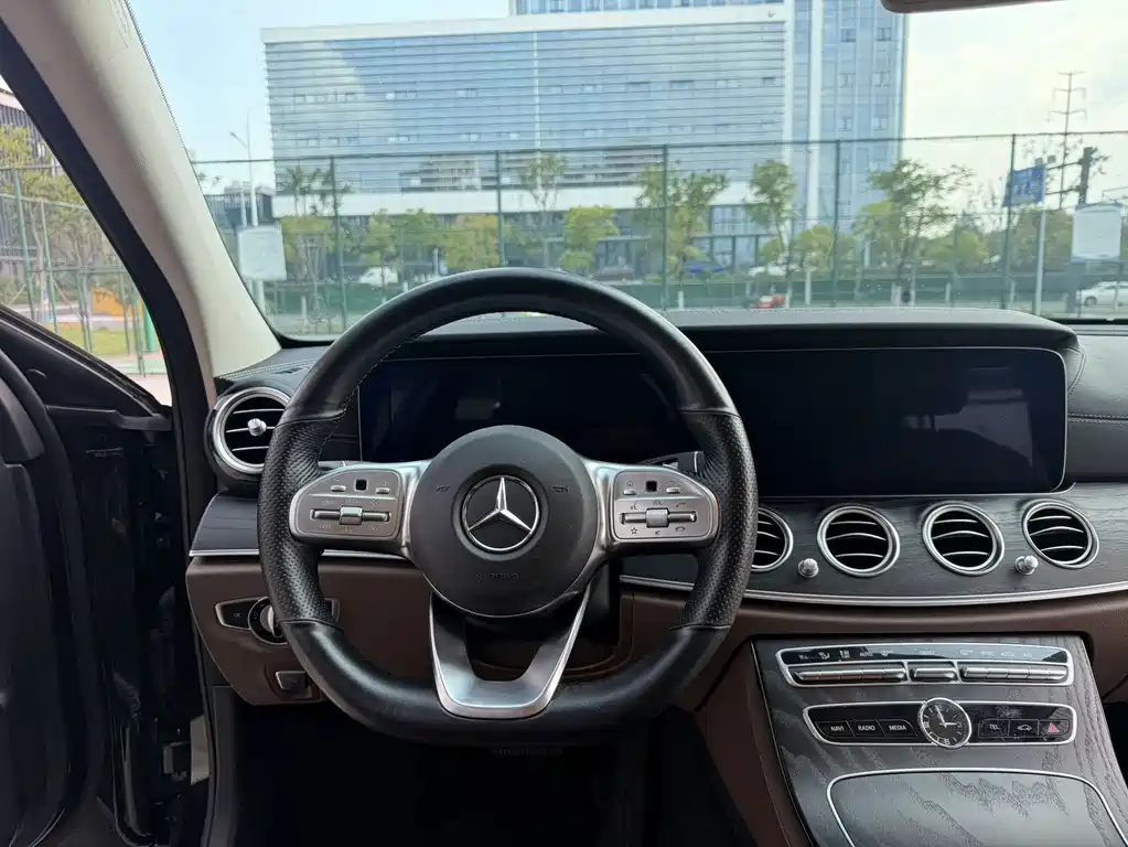 Mercedes-Benz E-Class — миниатюра 5