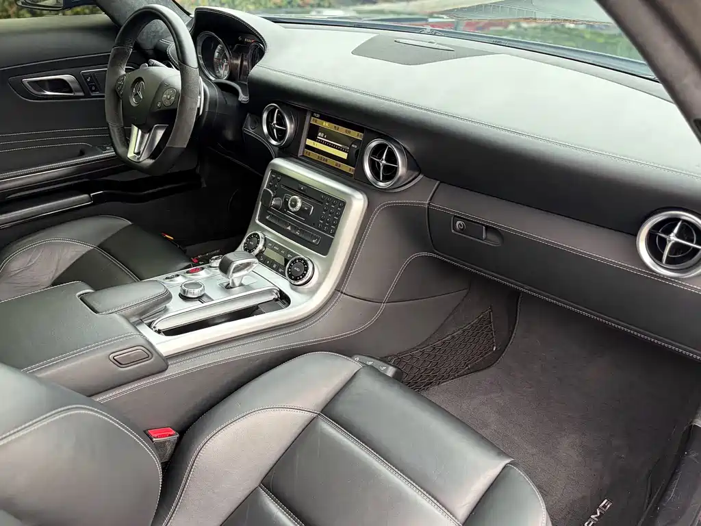 Mercedes-Benz SLS AMG — миниатюра 12
