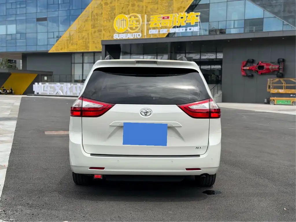 Toyota Sienna — миниатюра 5