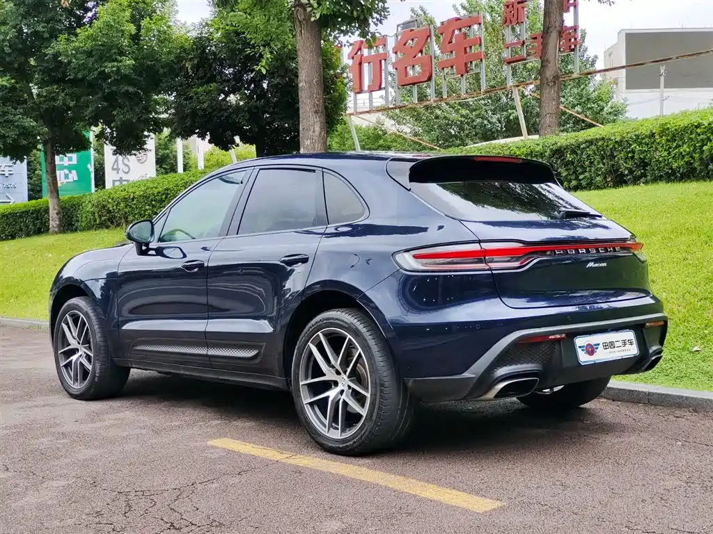 PORSCHE MACAN