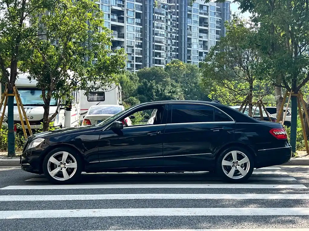 Mercedes-Benz E-Class — миниатюра 8