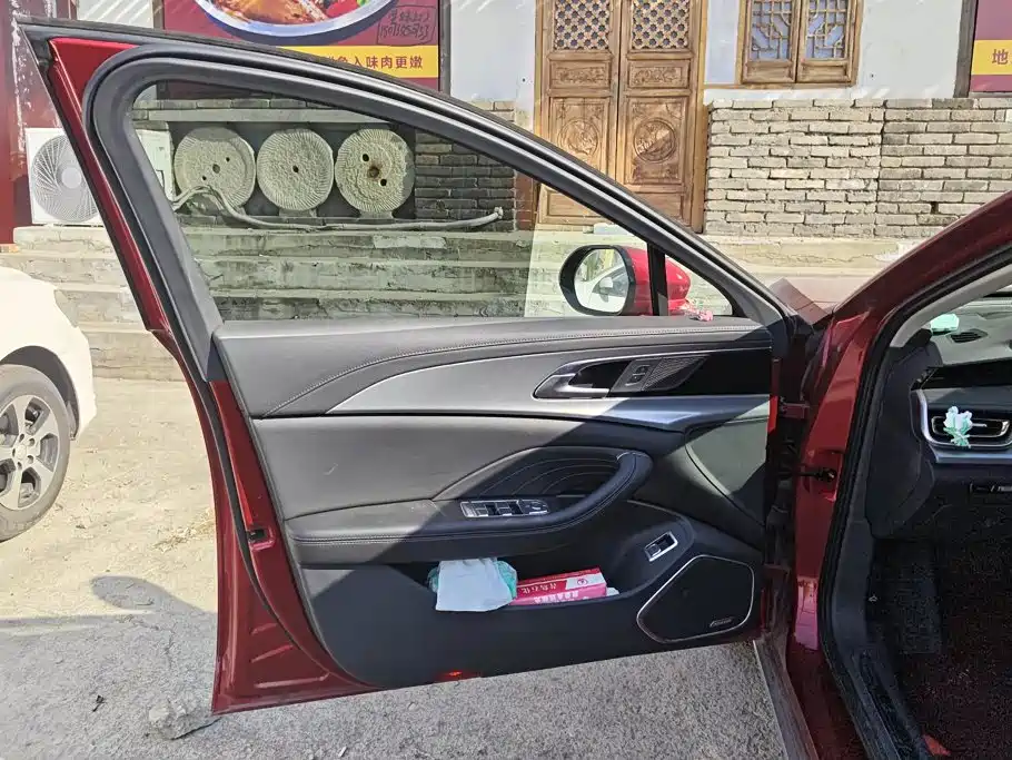 Hongqi Hongqi H5 — миниатюра 7