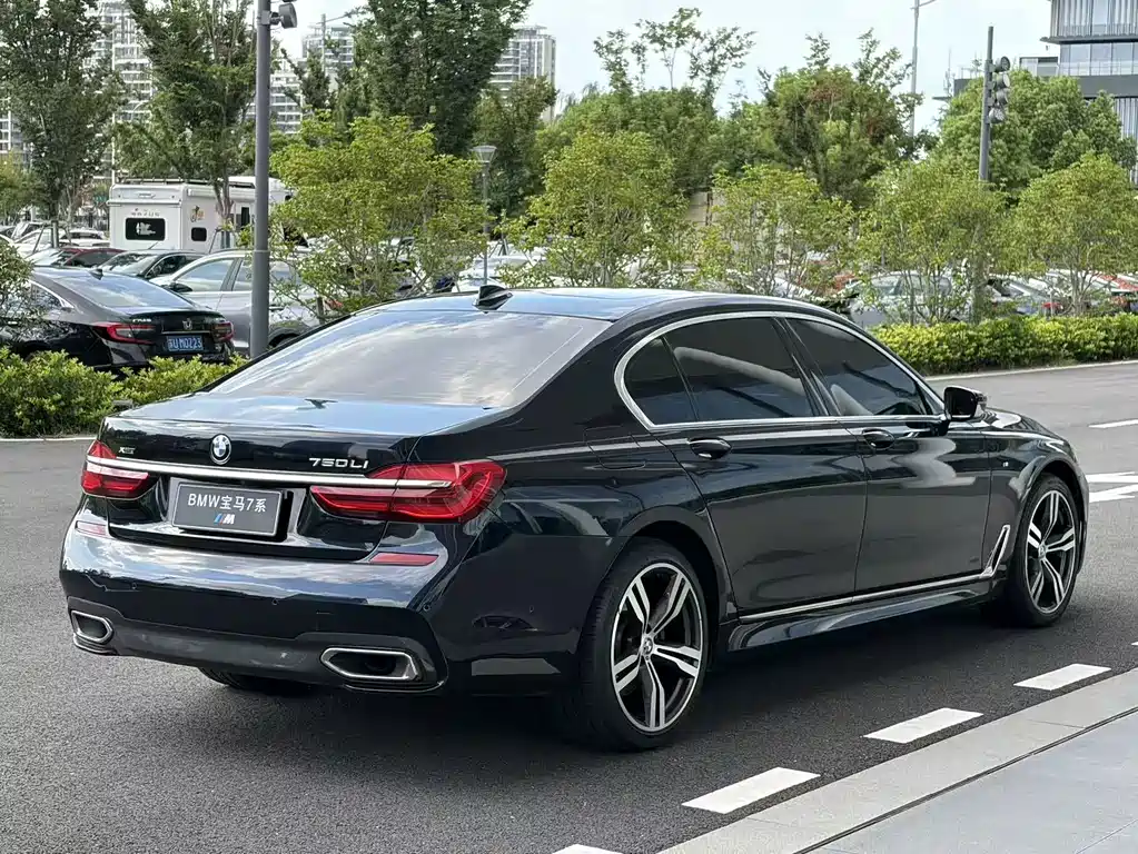 BMW 7 Series — миниатюра 5