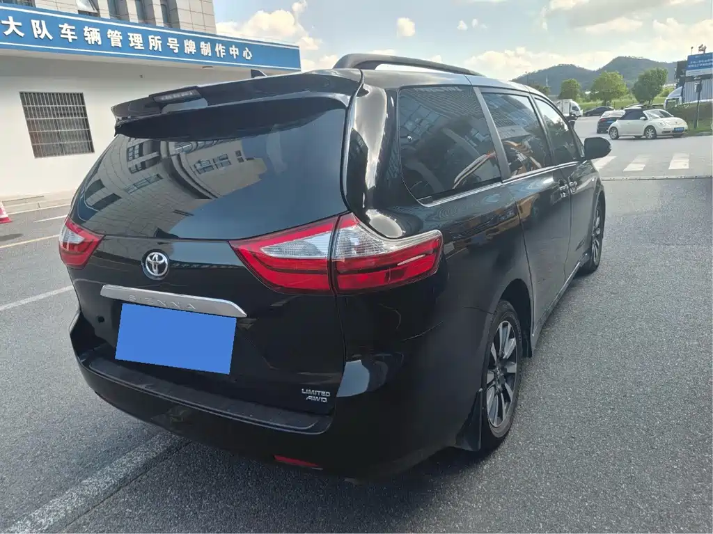 Toyota Sienna — миниатюра 2