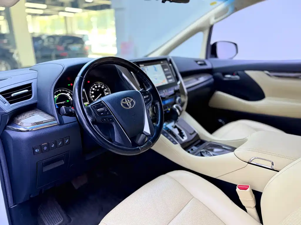 Toyota Alphard — миниатюра 5