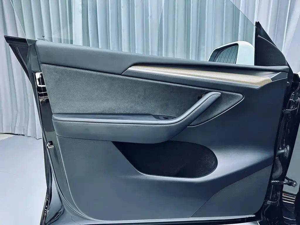 Tesla Model Y — миниатюра 17