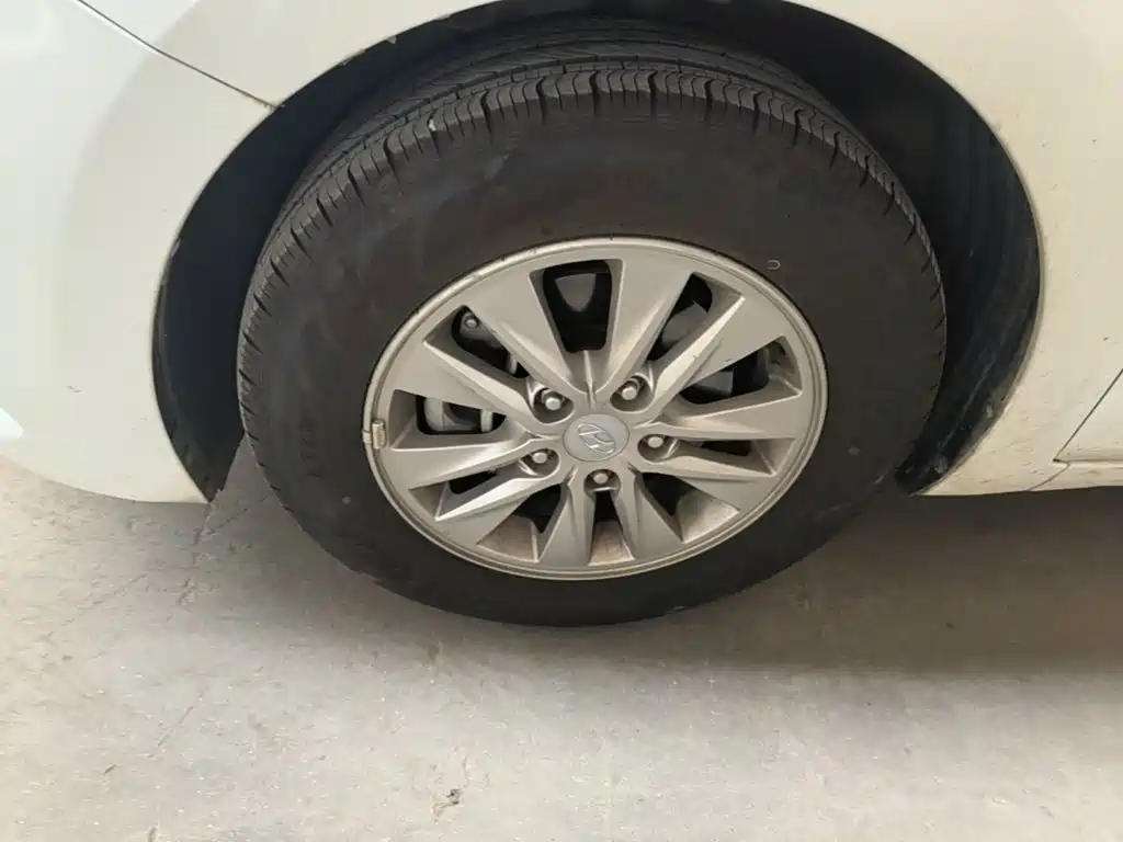 Hyundai Elantra — миниатюра 23
