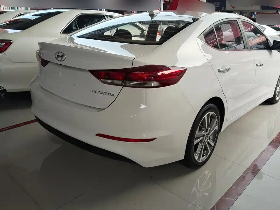 Hyundai Elantra — миниатюра 3