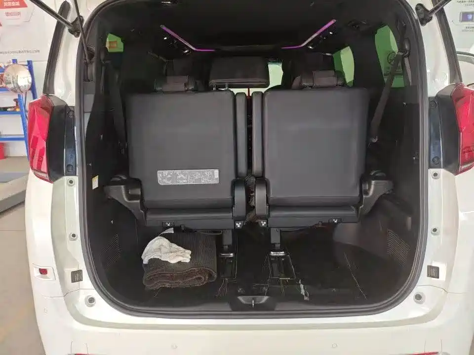 Toyota Alphard — миниатюра 8