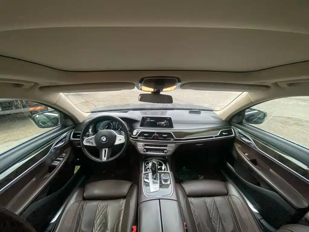 BMW 7 Series — миниатюра 9