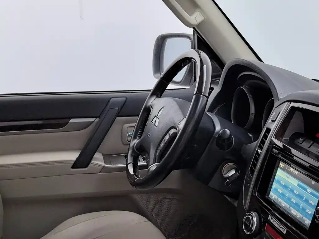 Mitsubishi Pajero (Import) — миниатюра 23