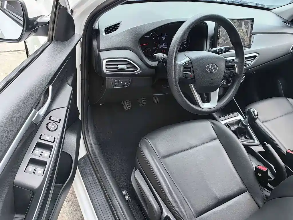 Hyundai Elantra — миниатюра 6