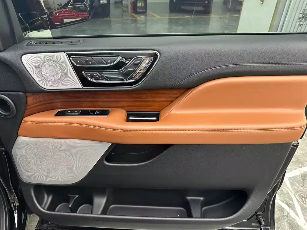 Lincoln Navigator — миниатюра 17