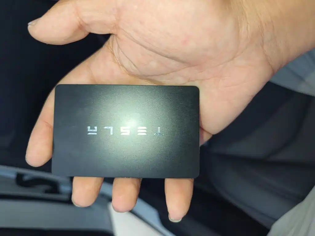 Tesla Model Y — миниатюра 9