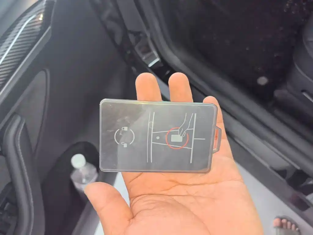Tesla Model Y — миниатюра 9