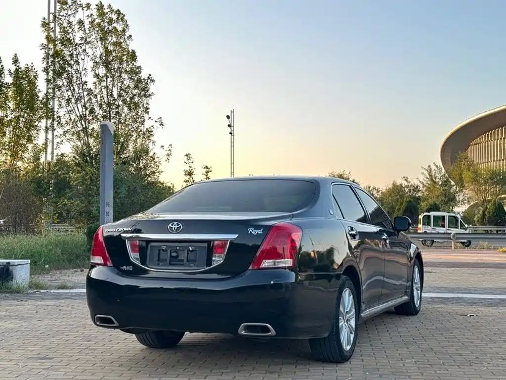 Toyota Crown — миниатюра 4