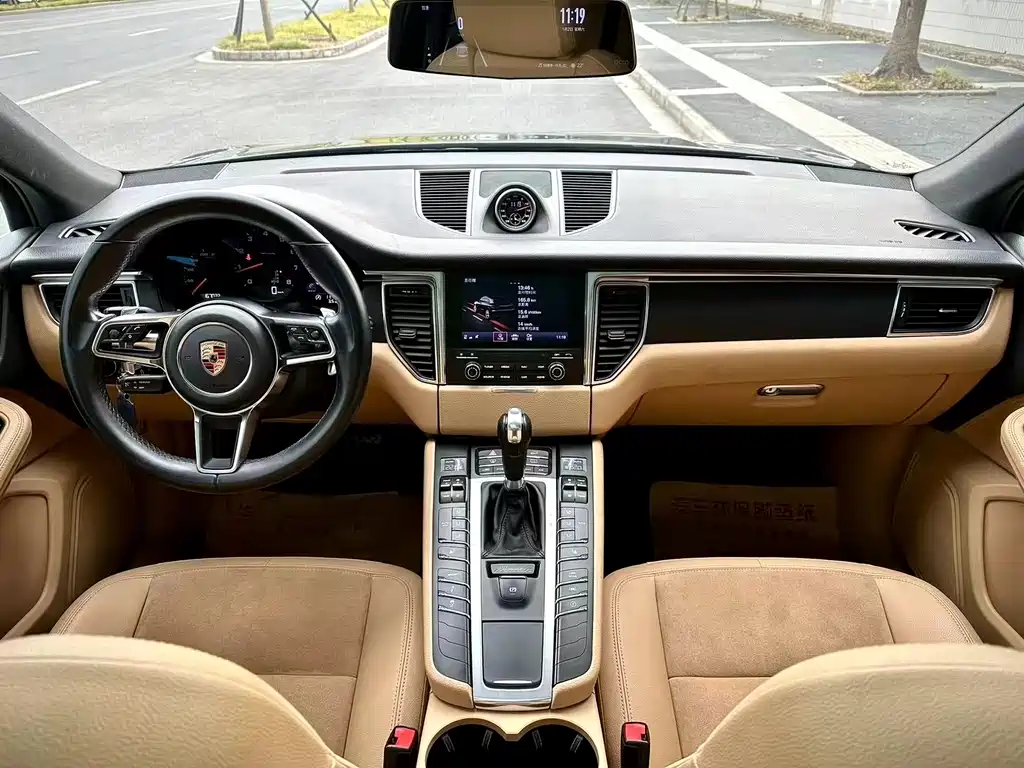 PORSCHE MACAN