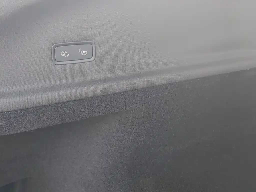 Tesla Model Y — миниатюра 15