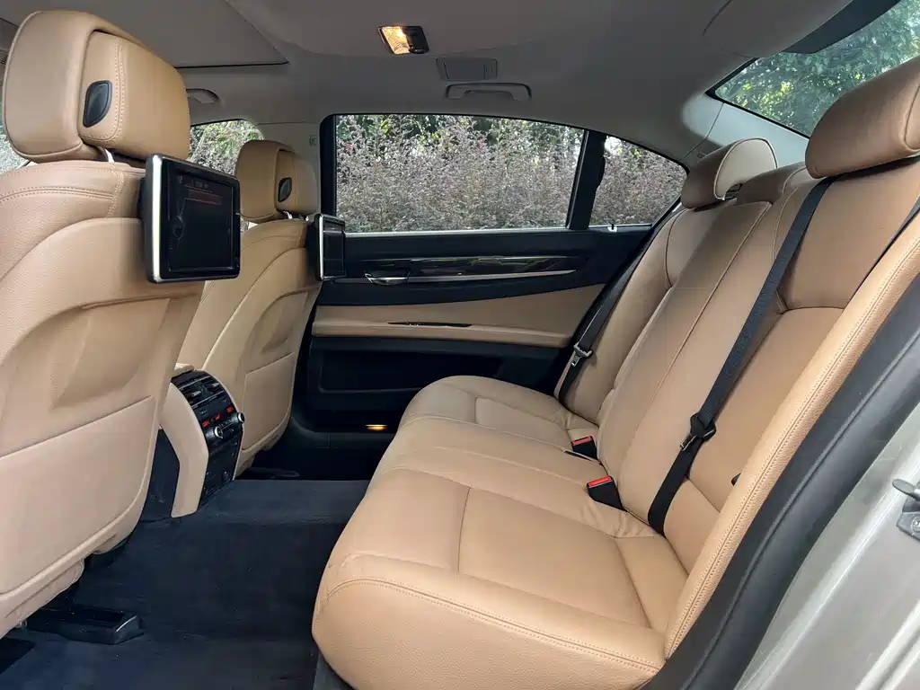 BMW 7 Series — миниатюра 10
