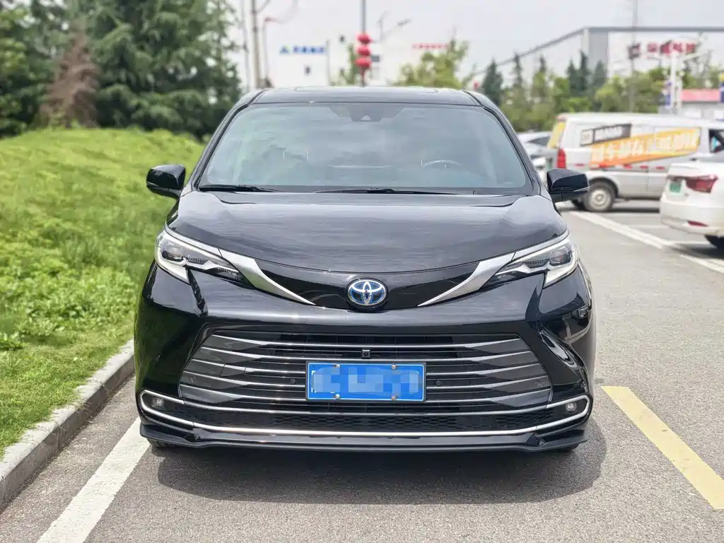 Toyota Sienna 2.5L Hybrid Premium Edition, фото 3
