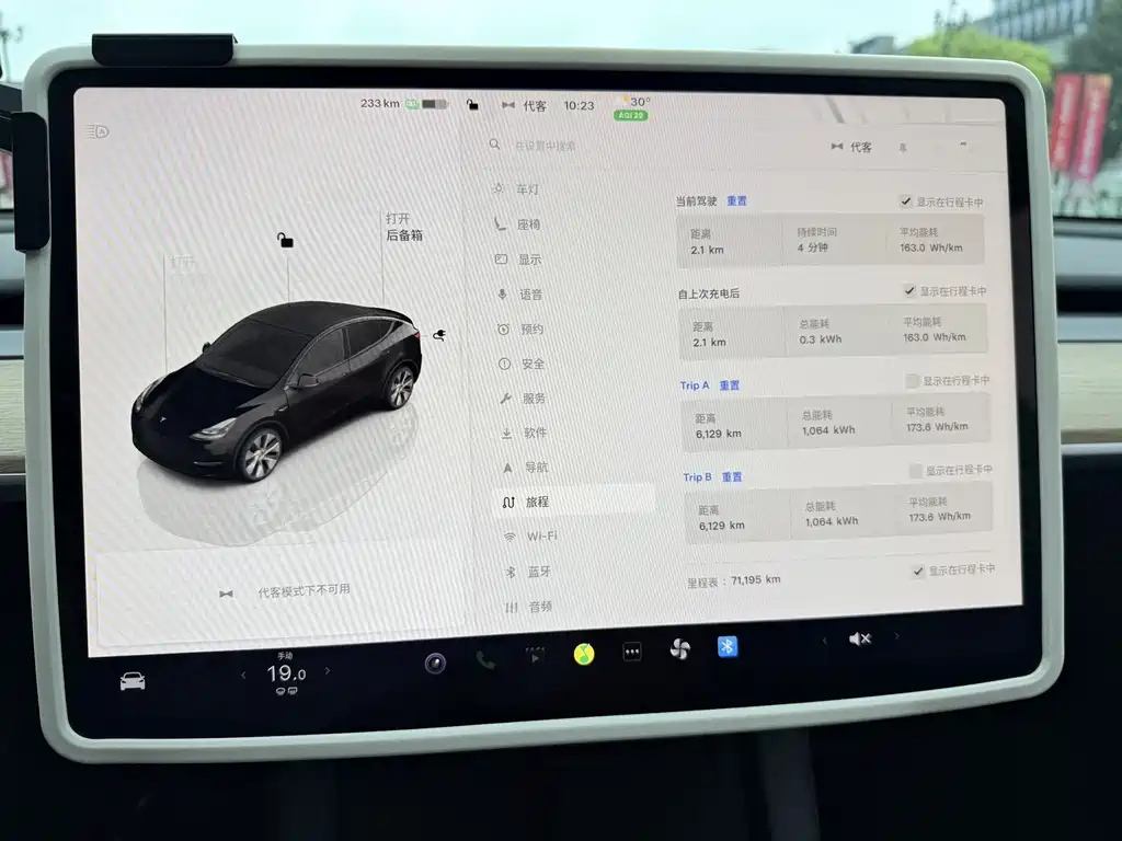 Tesla Model Y — миниатюра 9