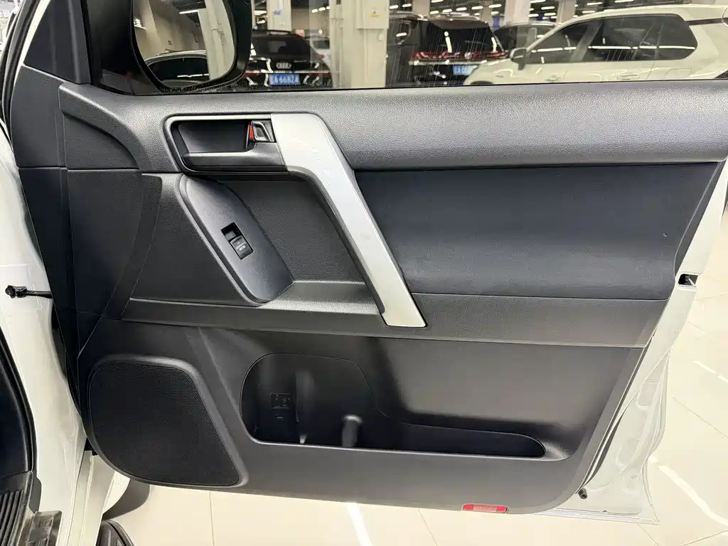 Toyota Land Cruiser Prado 2014 2.7L AT Standard