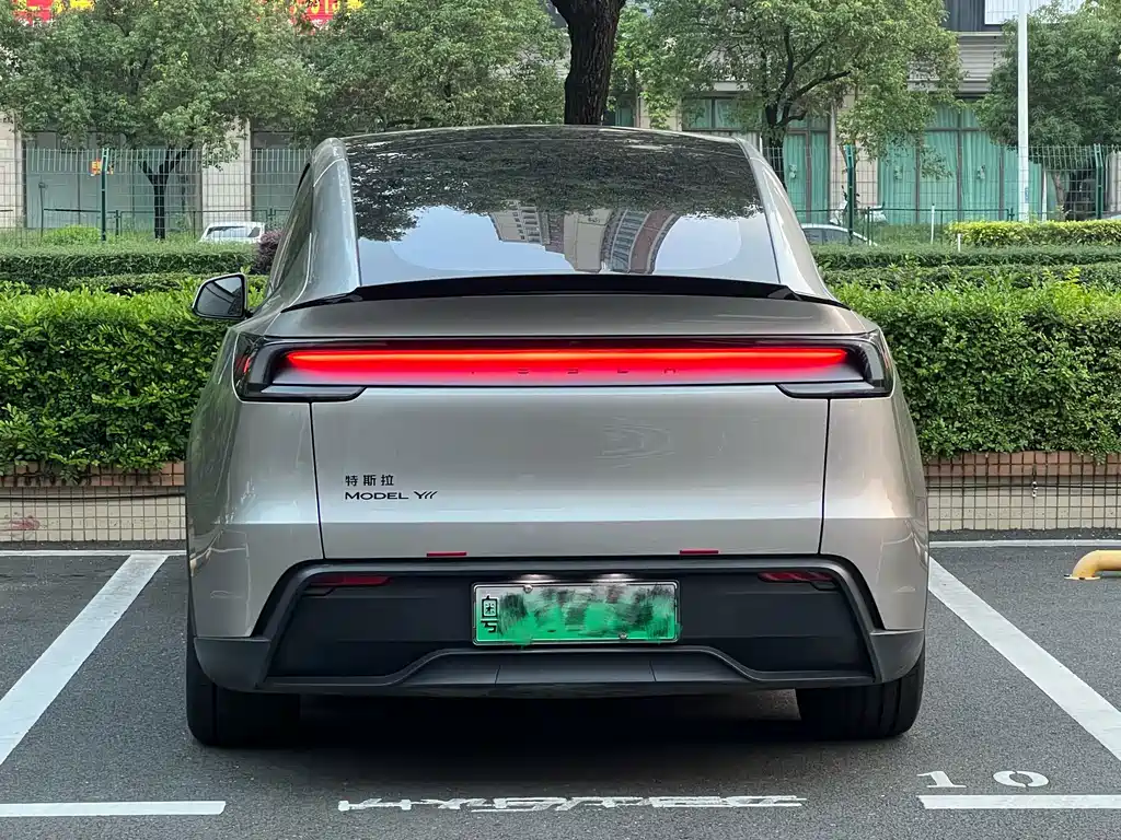 Tesla Model Y L — миниатюра 6