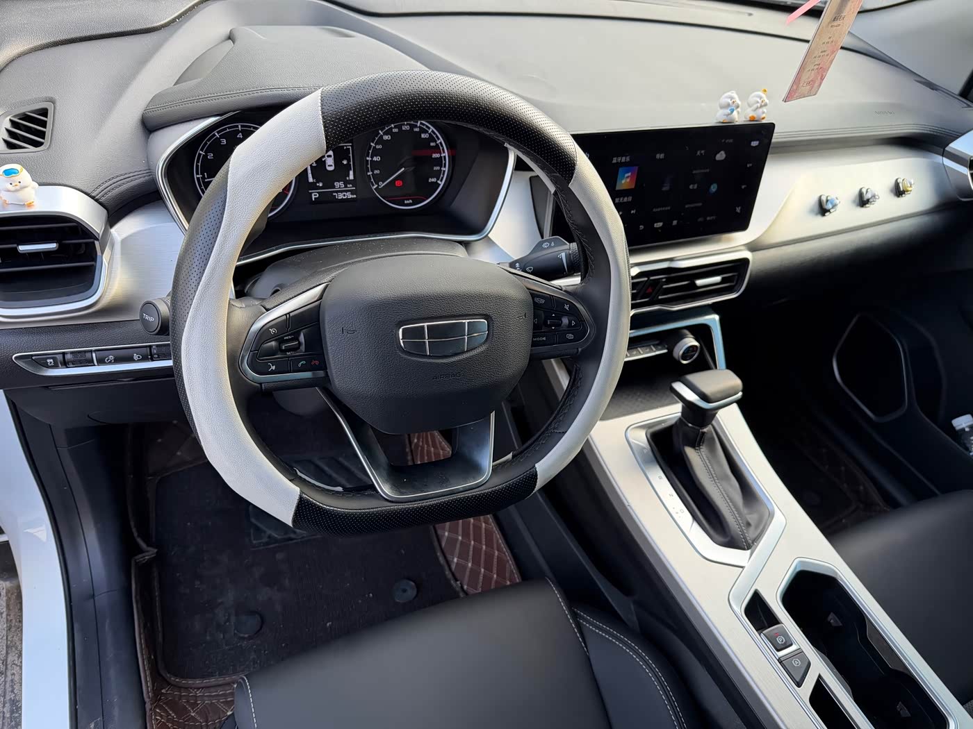 Geely Binyue 1.5 л 2026 г. Белый, пробег 7000 км