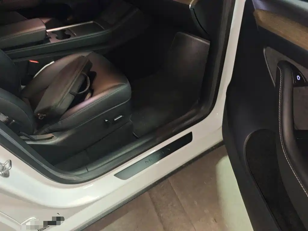 Tesla Model Y — миниатюра 18