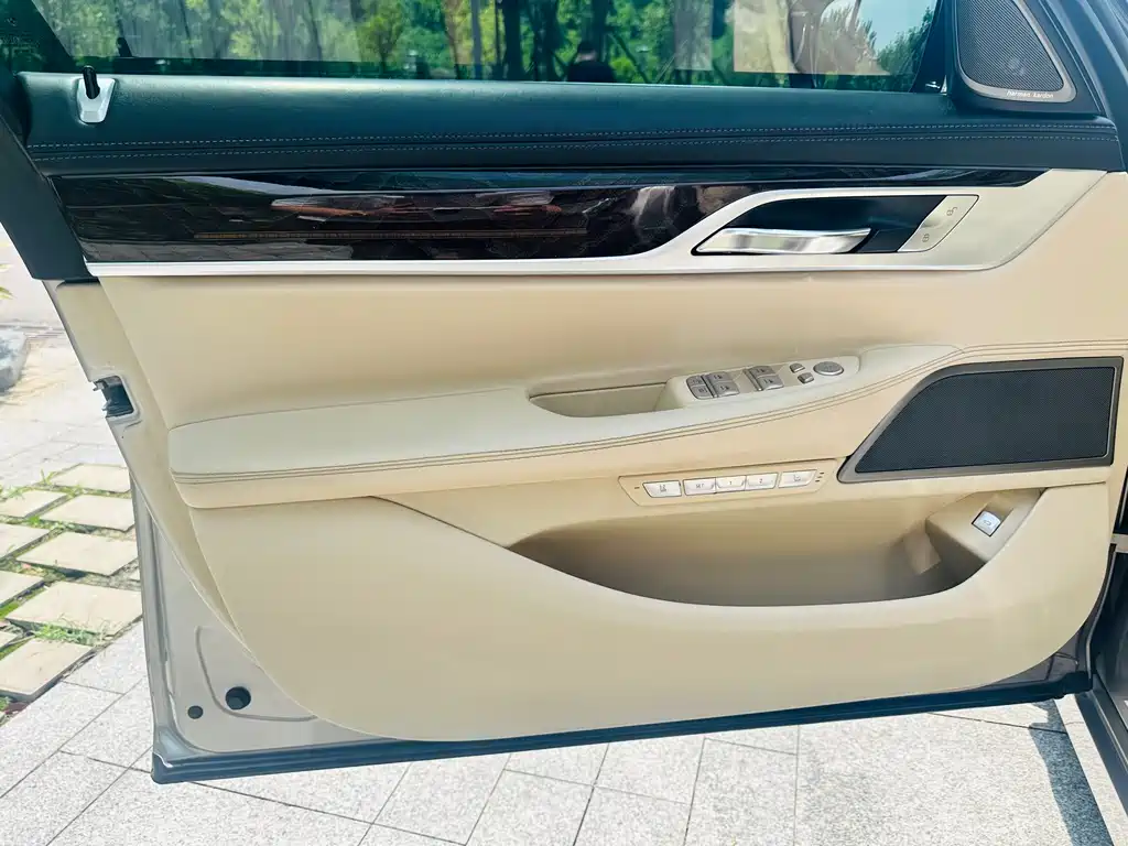 BMW 7 Series 7 2016 750Li xDrive мест