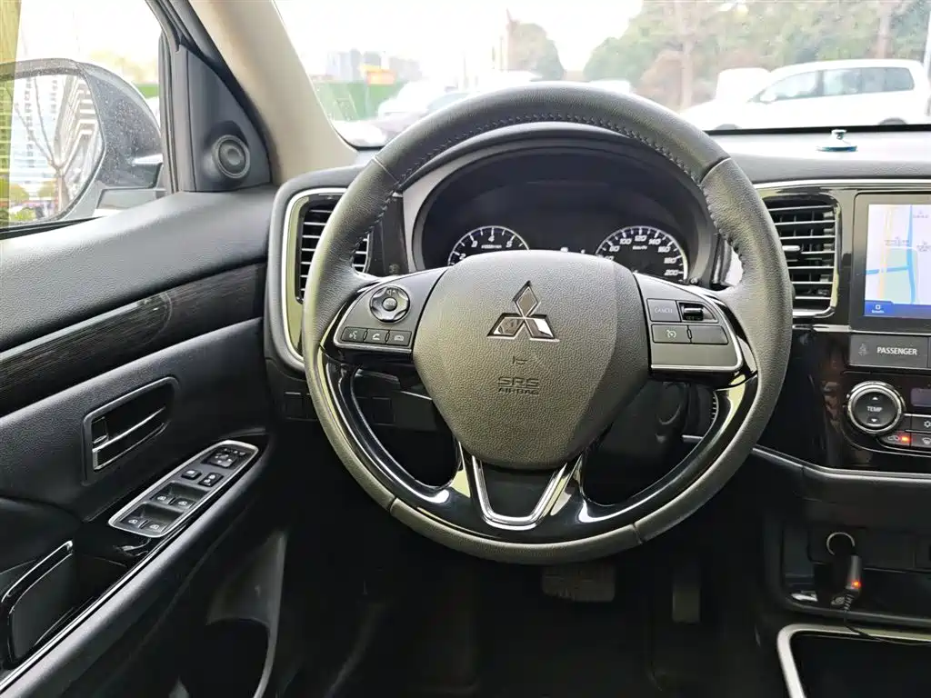 MITSUBISHI OUTLANDER