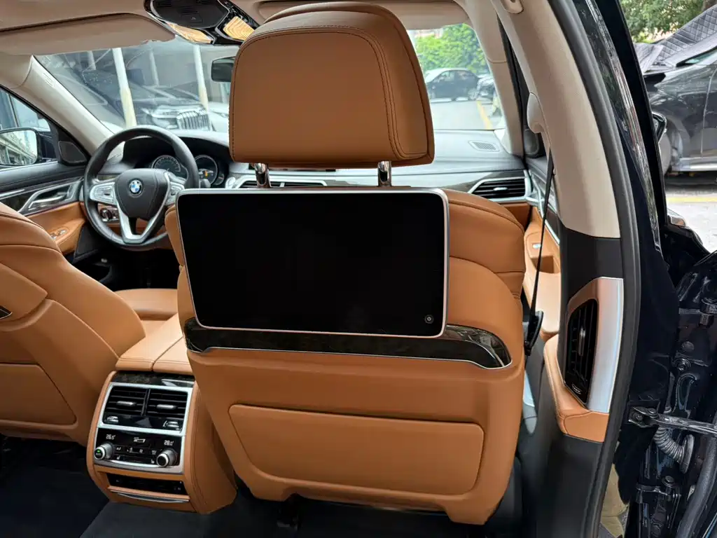 BMW 7 Series — миниатюра 11