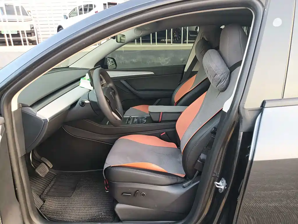 Tesla Model Y — миниатюра 8