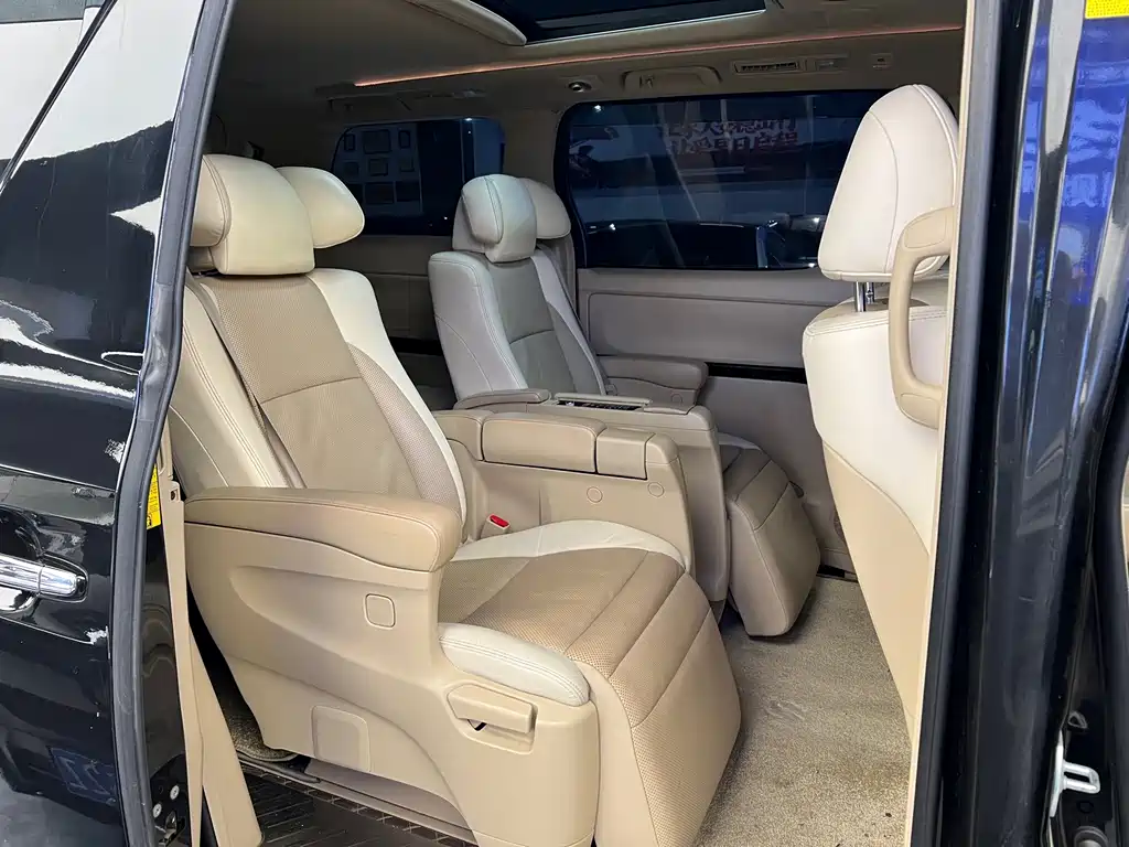 Toyota Alphard — миниатюра 8
