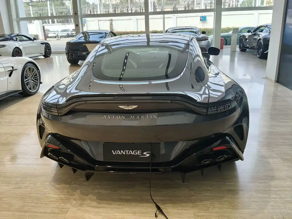 Aston Martin DB12 — миниатюра 4