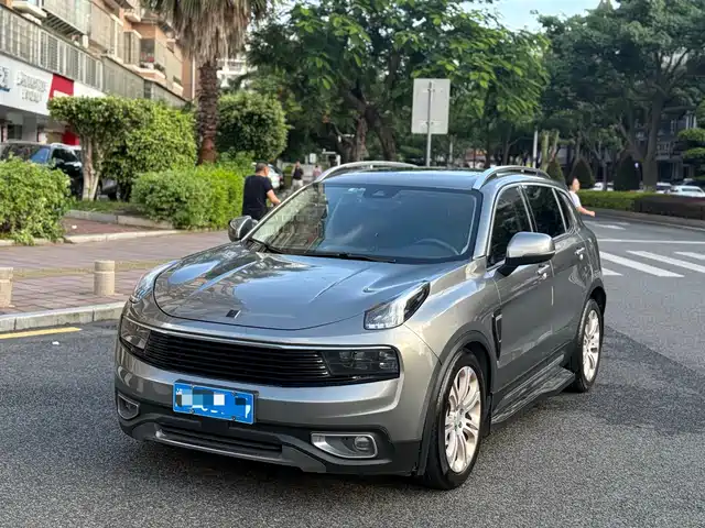 2019 Lynk & Co 01