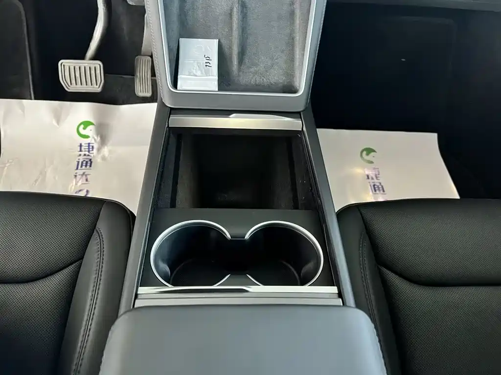 Tesla Model Y — миниатюра 21