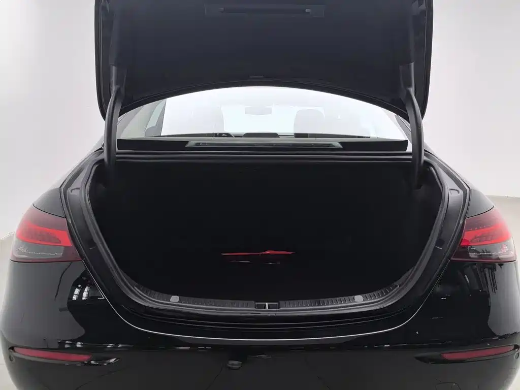 Mercedes-Benz E-Class — миниатюра 16