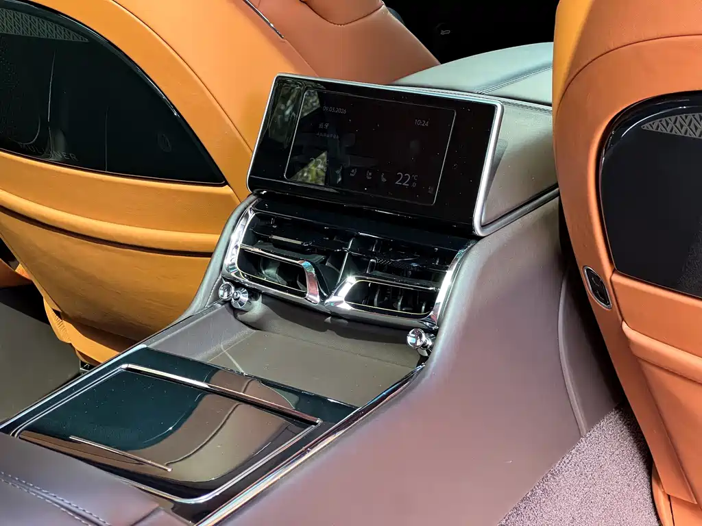 Bentley Flying Spur PHEV — миниатюра 22