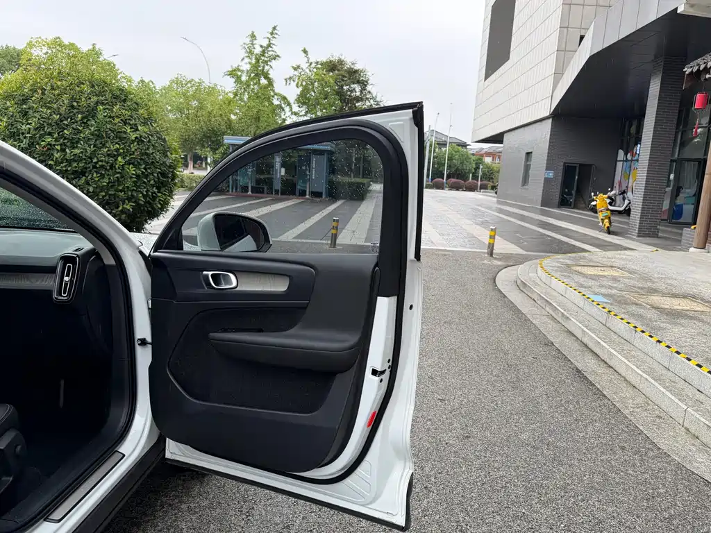 Volvo XC40 — миниатюра 15