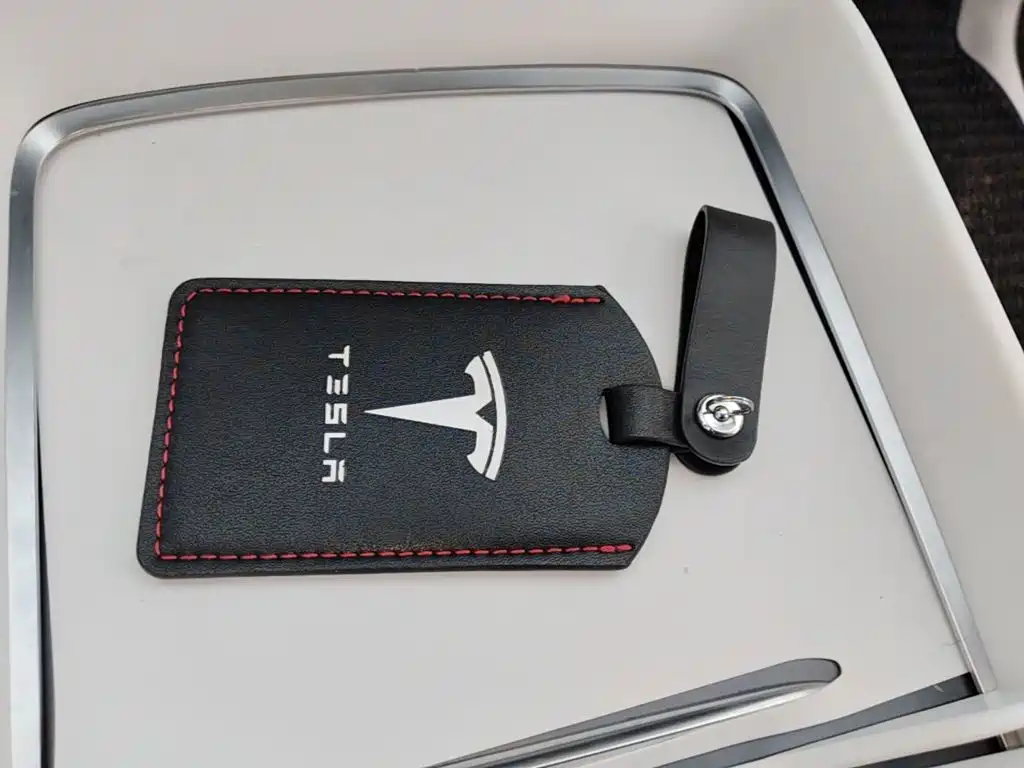 Tesla Model Y — миниатюра 9